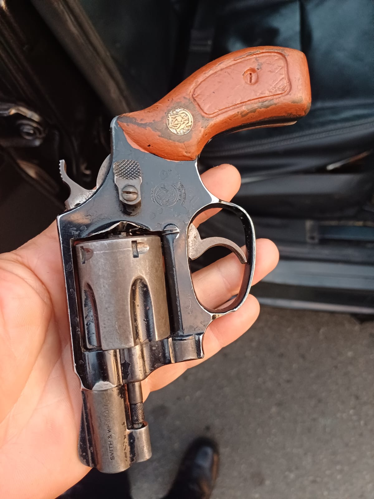 Durante el procedimiento fueron incautadas dos armas de fuego, 11 cartuchos, un vehículo particular y una motocicleta