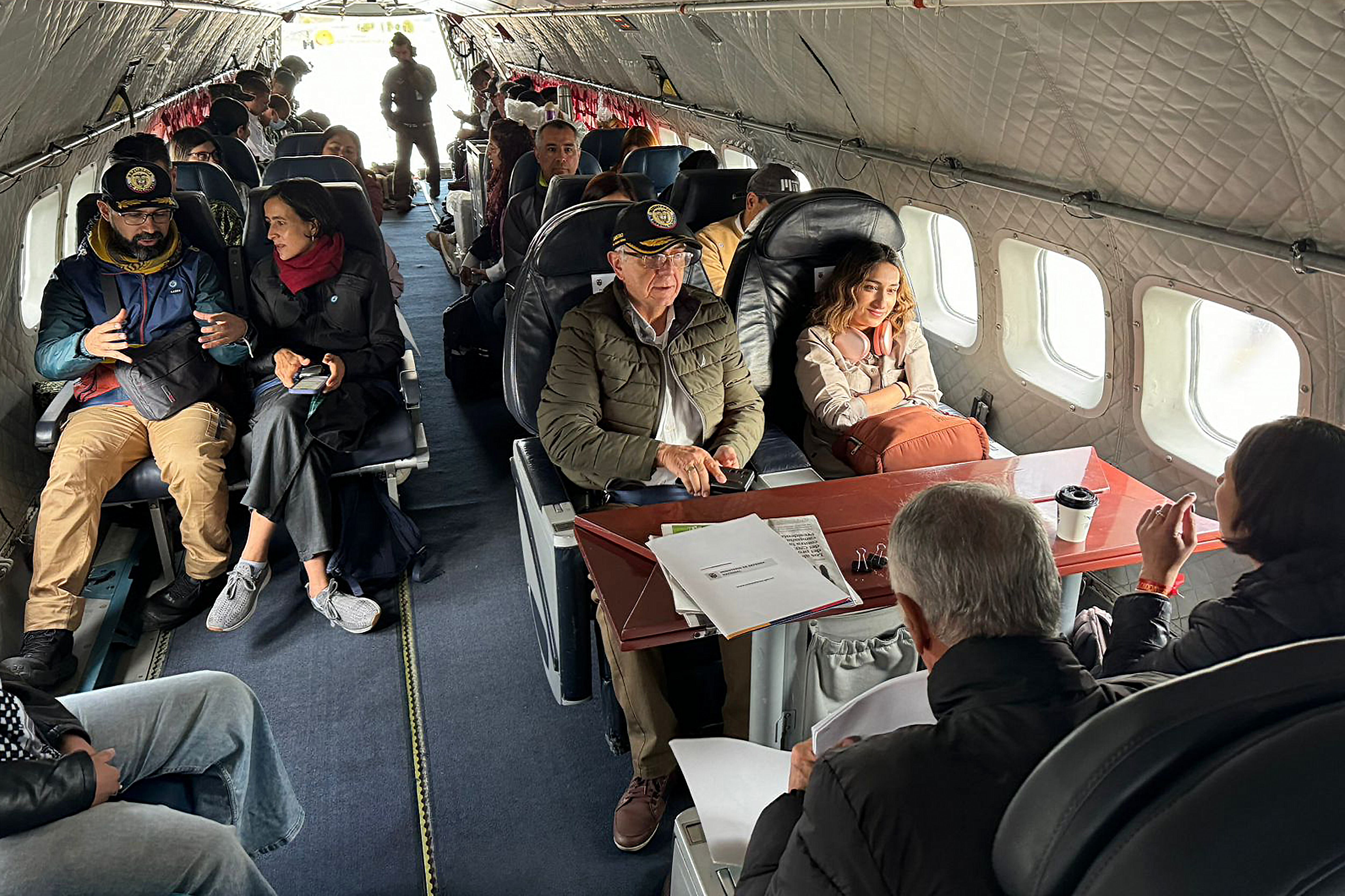 BOG400 BOGOTÁ (COLOMBIA), 13/10/2024.- Fotografía cedida por ministerio de Defensa que muestra al ministro de Defensa de Colombia, Iván Velásquez (c), junto a la directora del Departamento Administrativo de la Presidencia de Colombia, Laura Sarabia (d), la ministra de Ambiente y Desarrollo Sostenible, Susana Muhamad (2-d) y otros integrantes del Gobierno colombiano antes de despegar este domingo, para El Plateado desde Bogotá (Colombia).