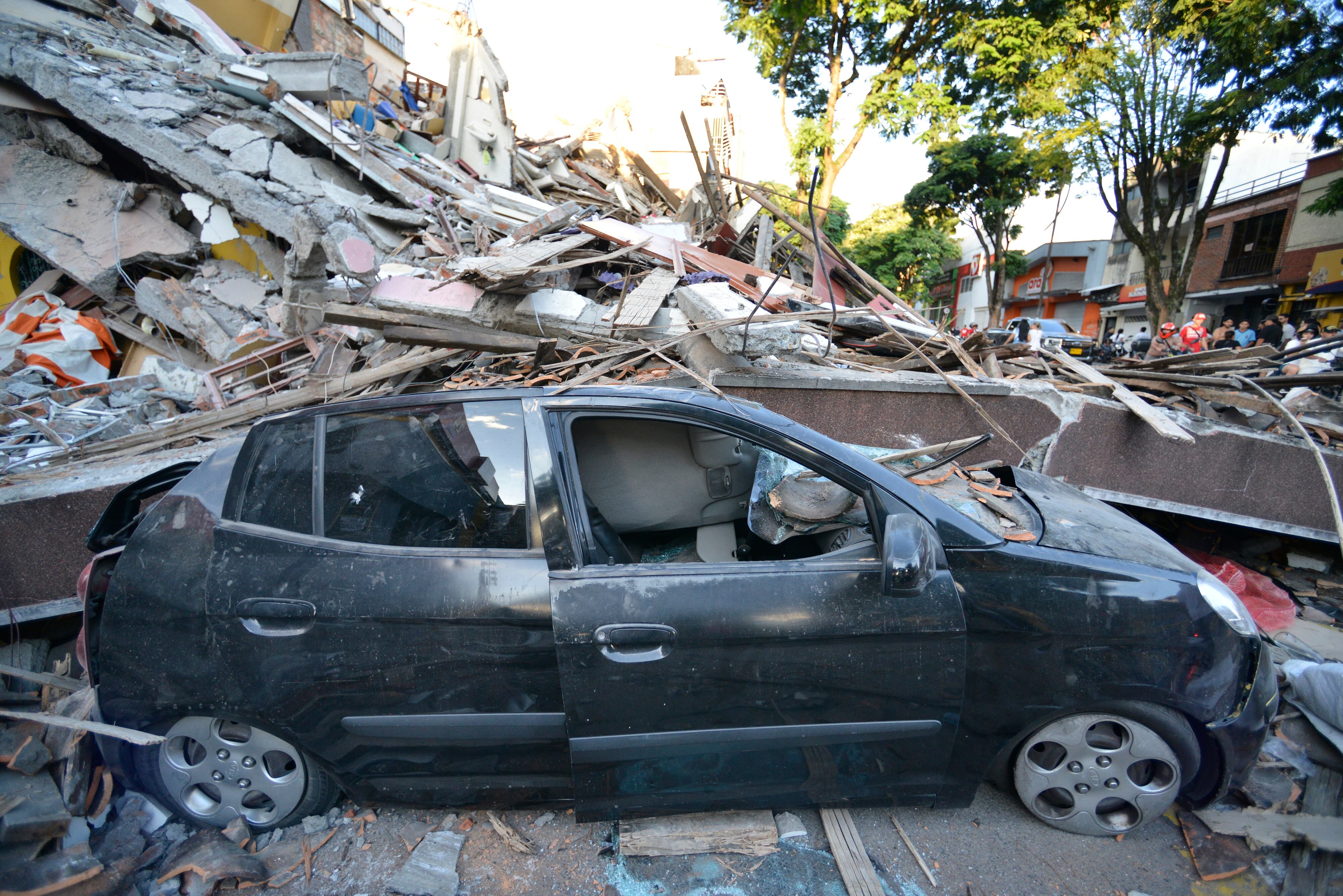 Auto destruido debido a los escombros de un edificio derrumbado cerca de la Plaza Bolívar después de un terremoto de magnitud 7,4 en Pereira, Colombia. (Foto de Gabriel Aponte/Getty Images)