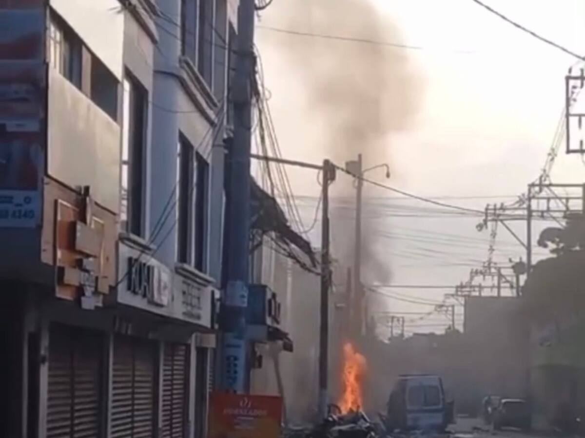 Dos policías y varios civiles heridos por explosión de motocicleta bomba en Jamundí