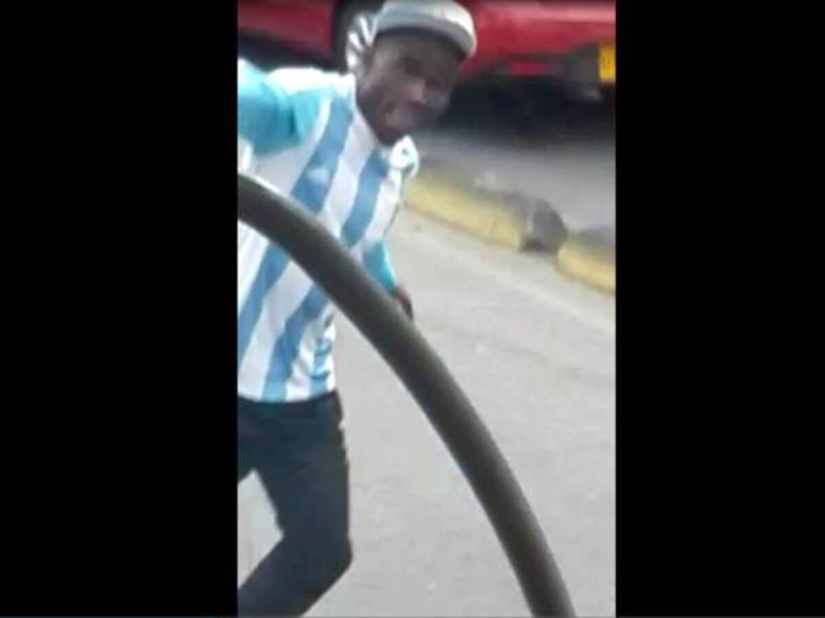 Pagarán recompensa por hombre que quedó grabado rompiendo un vidrio de Transmilenio