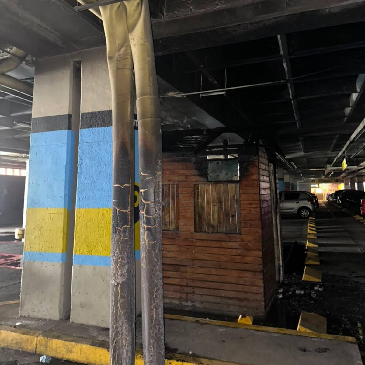 Incendio en parqueaderos del Éxito Cartagena fue controlado por bomberos