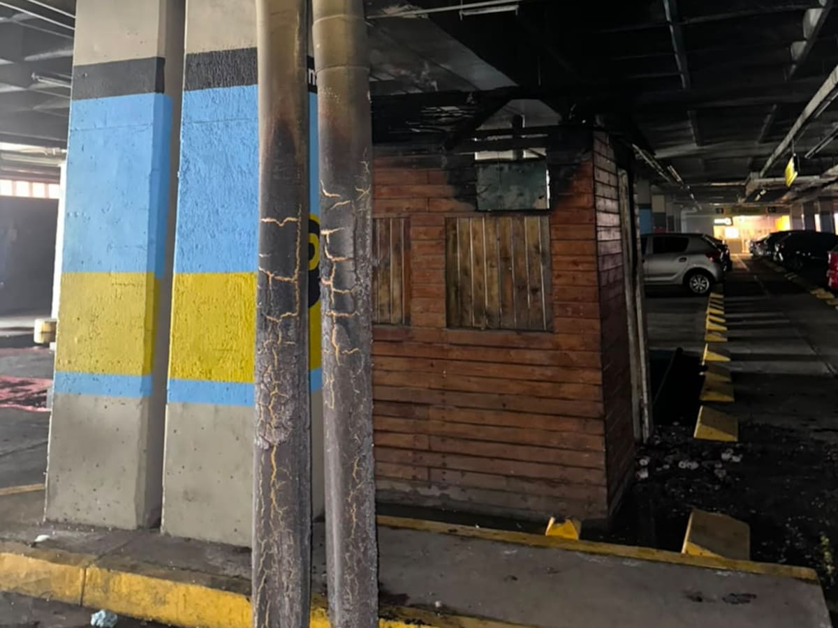 Incendio en parqueaderos del Éxito Cartagena fue controlado por bomberos