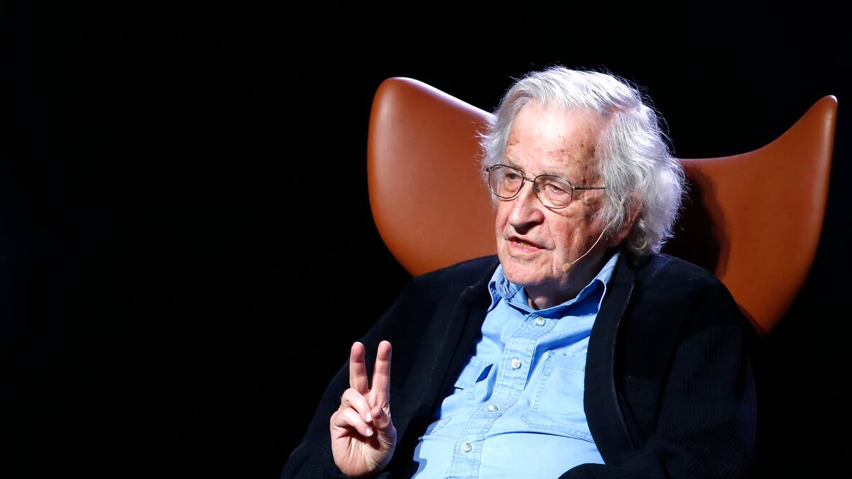 Noam Chomsky fue dado de alta de un hospital en Sao Paulo y seguirá tratamiento en casa