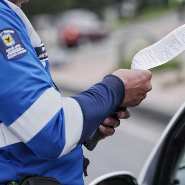 Imagen de referencia de un agente de tránsito imponiendo una multa / Foto: Colprensa