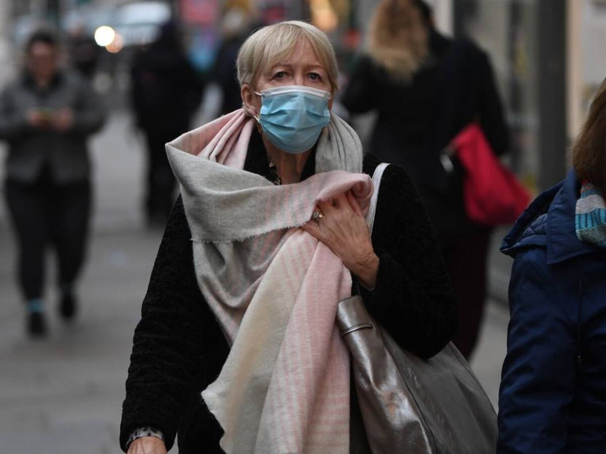 COVID en Reino Unido: regresa uso de tapabocas y pruebas PCR a viajeros