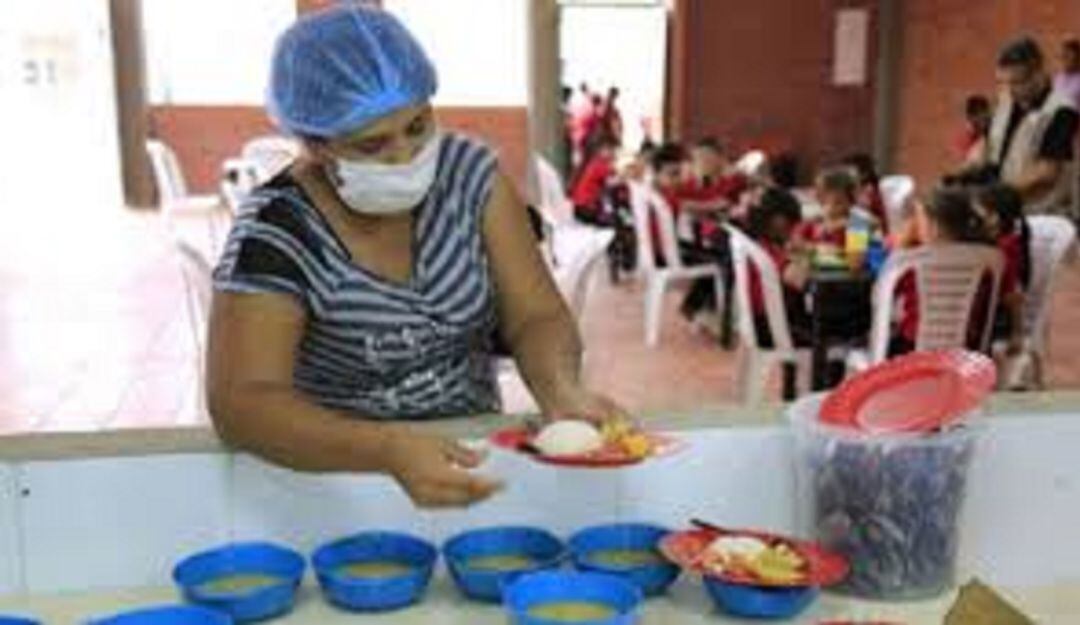 Padres de familia esperan entrega de almuerzos por medio del PAE en Ibagué