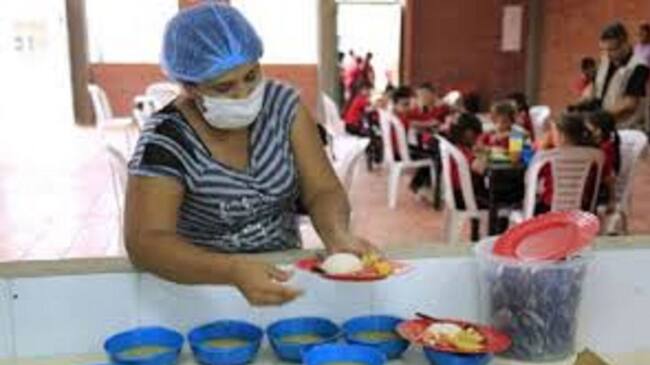 Padres de familia esperan entrega de almuerzos por medio del PAE en Ibagué