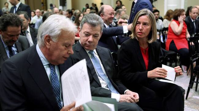 "El acuerdo no es perfecto, por fortuna, porque si fuera perfecto no sería un acuerdo", dijo Felipe González. Foto: Agencia EFE - Felipe González, Juan Manuel Santos y Federica Mogherini