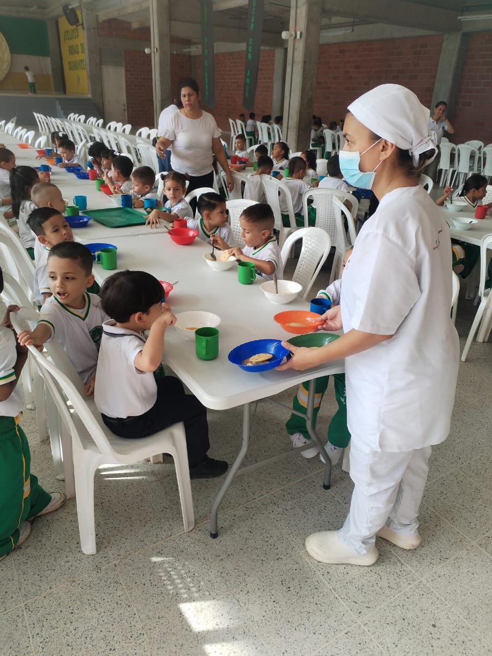Niños de una institución educativa en Caldas beneficiarios del PAE. Foto: Gobernación de Caldas.