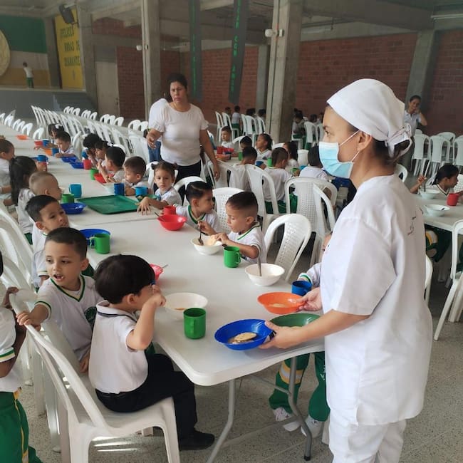 Niños de una institución educativa en Caldas beneficiarios del PAE. Foto: Gobernación de Caldas.
