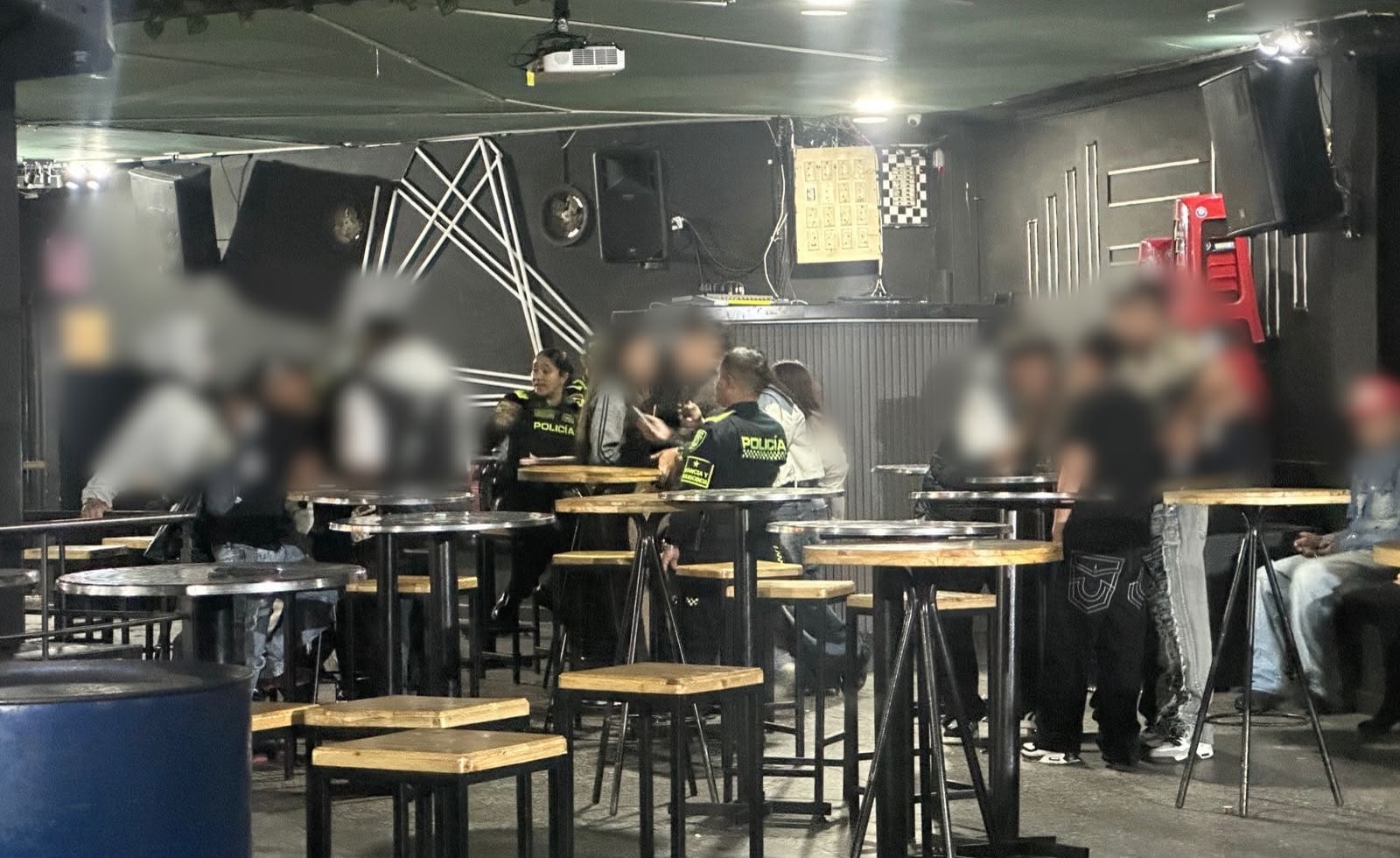 Intervienen fachada de sindicato en Bogotá con 47 menores de edad: había drogas y armas. Foto: MEBOG.