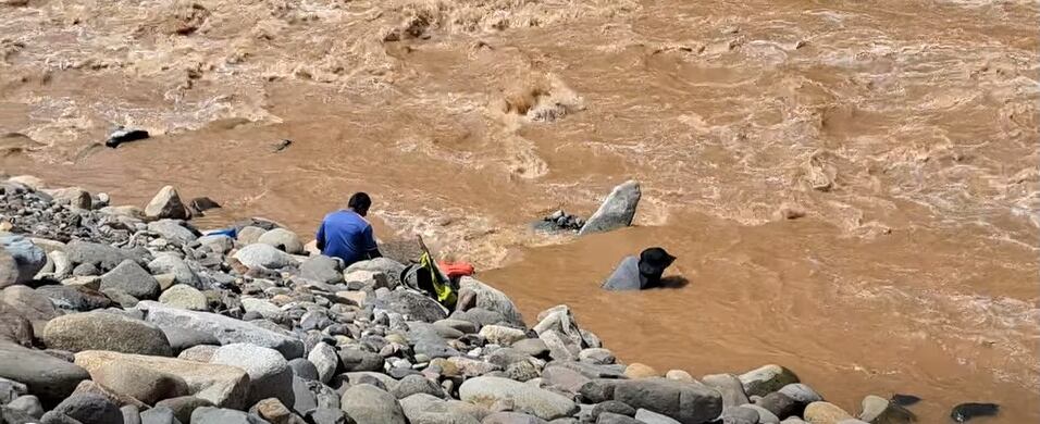Hombres realizando minería de subsistencia en el río Supía. Foto: Facebook Alcaldía Supía Caldas.
