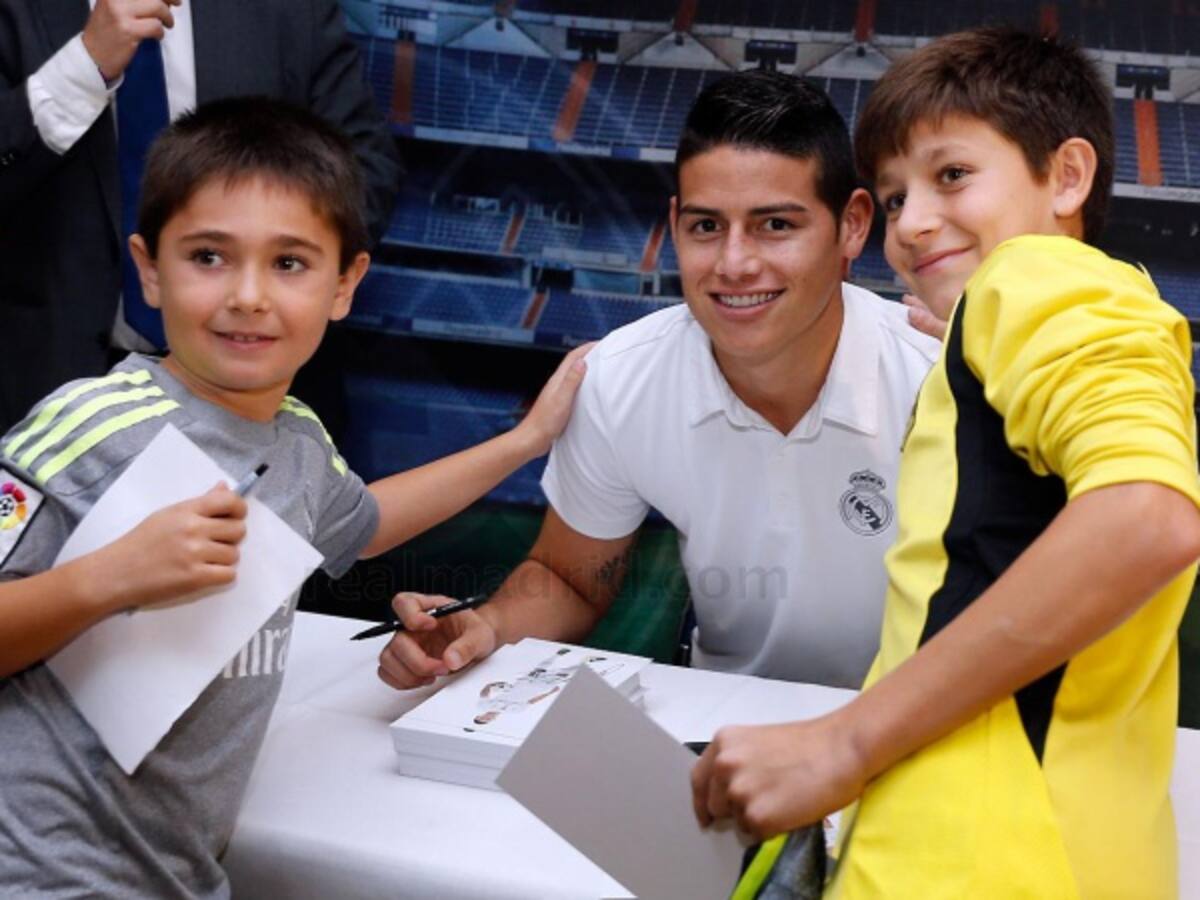 James firmó autógrafos y compartió con los hinchas del Real Madrid en Villareal