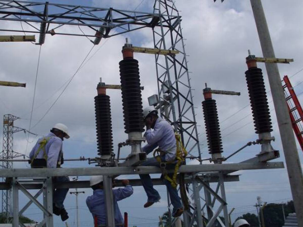 Piden adelantar la hora del país ante riesgo de racionamiento eléctrico