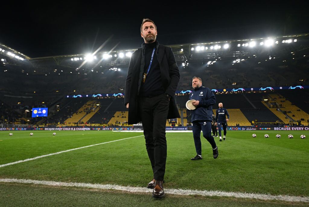 Graham Potter, técnico del Chelsea deja el campo del Signal Iduna Park tras perder contra el Borussia Dortmund por la ida de los octavos de final de la Champions League (Photo by Darren Walsh/Chelsea FC via Getty Images)