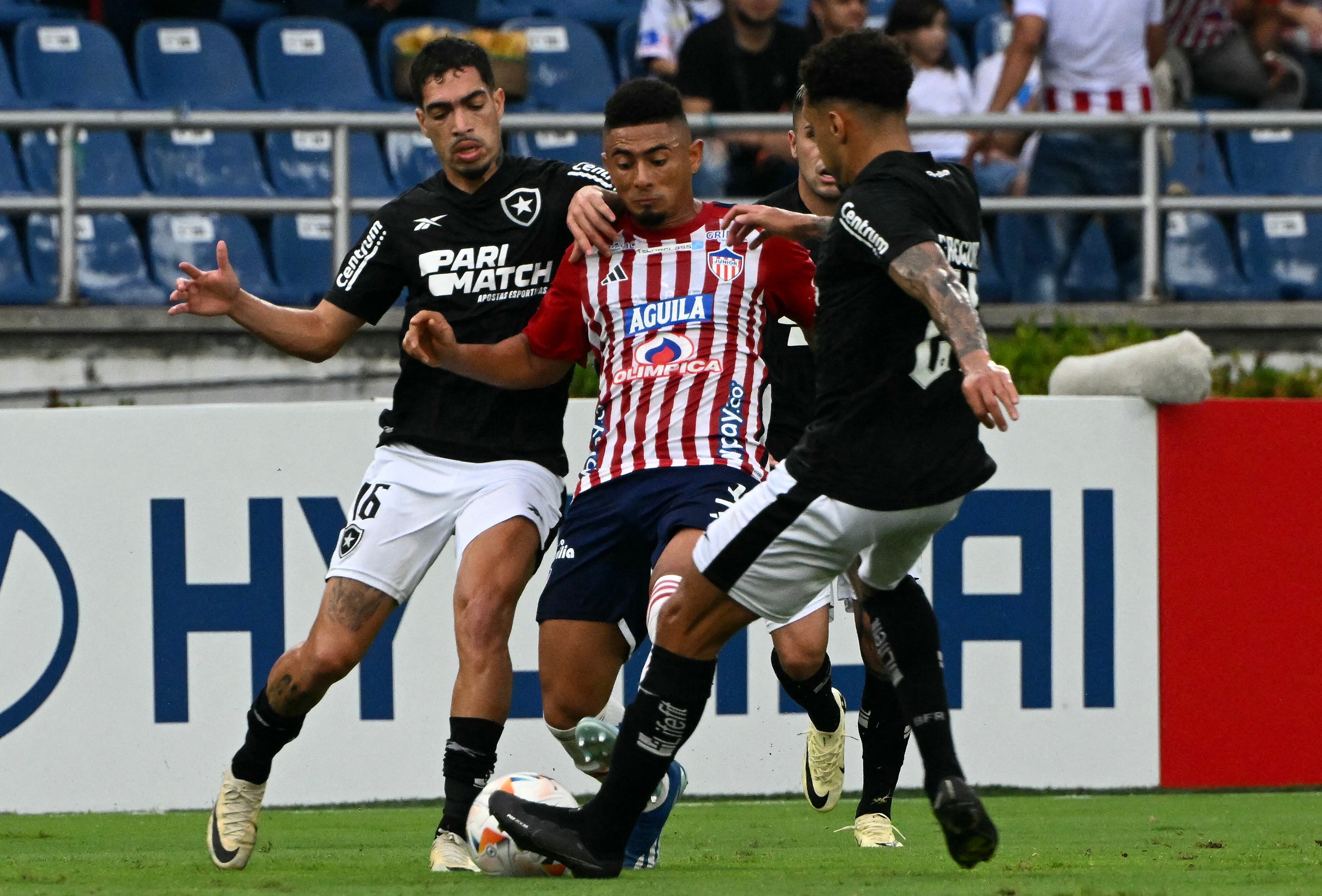 Duelo de Copa Libertadores entre Junior y Botafogo. (Photo by Luis ACOSTA / AFP) (Photo by LUIS ACOSTA/AFP via Getty Images)