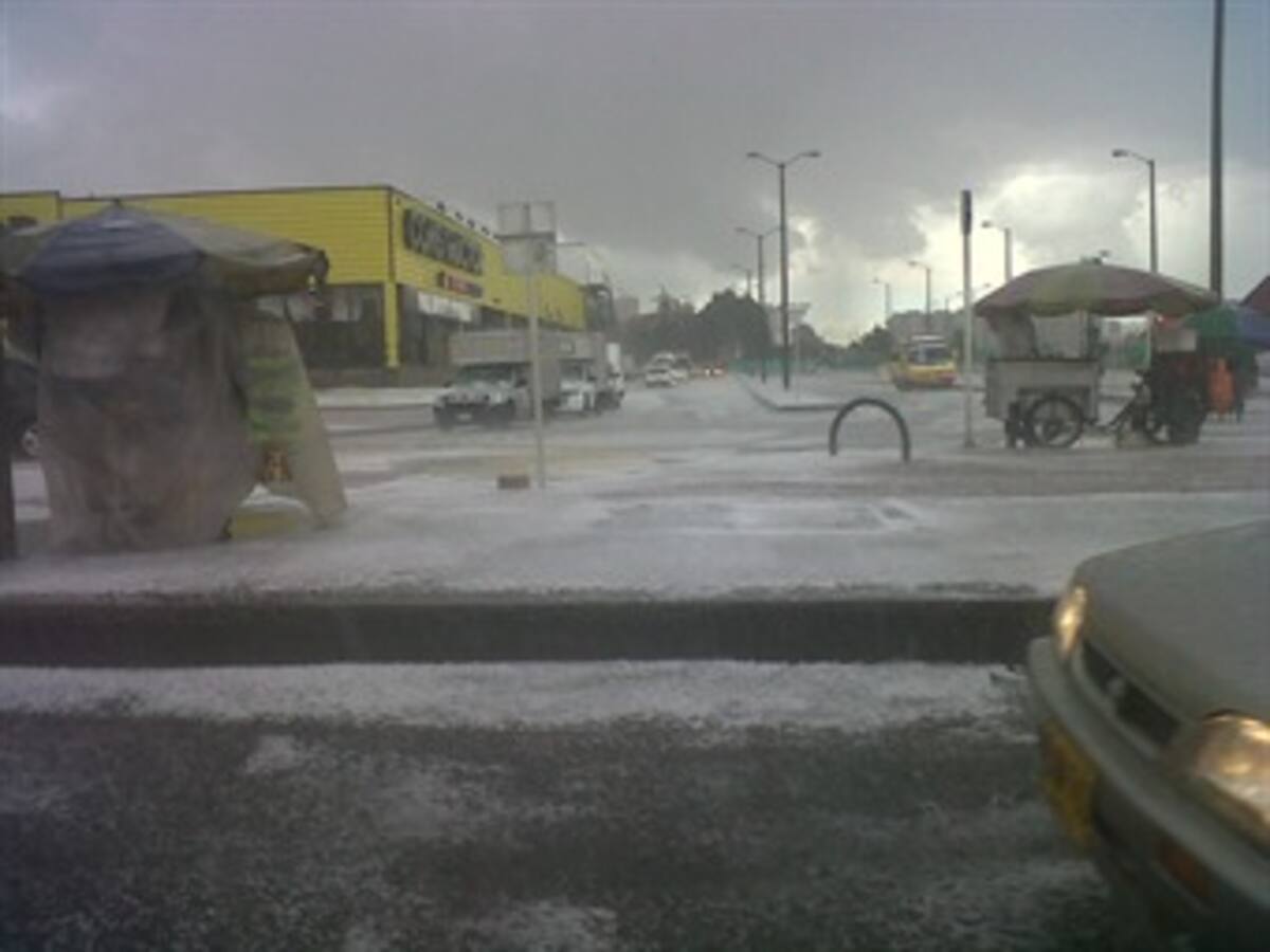 Fuerte granizada ocasiona problemas de movilidad en el noroccidente de Bogotá