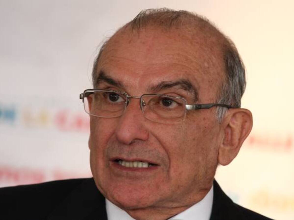 De La Calle le pide a Galán que no se baje de la consulta liberal