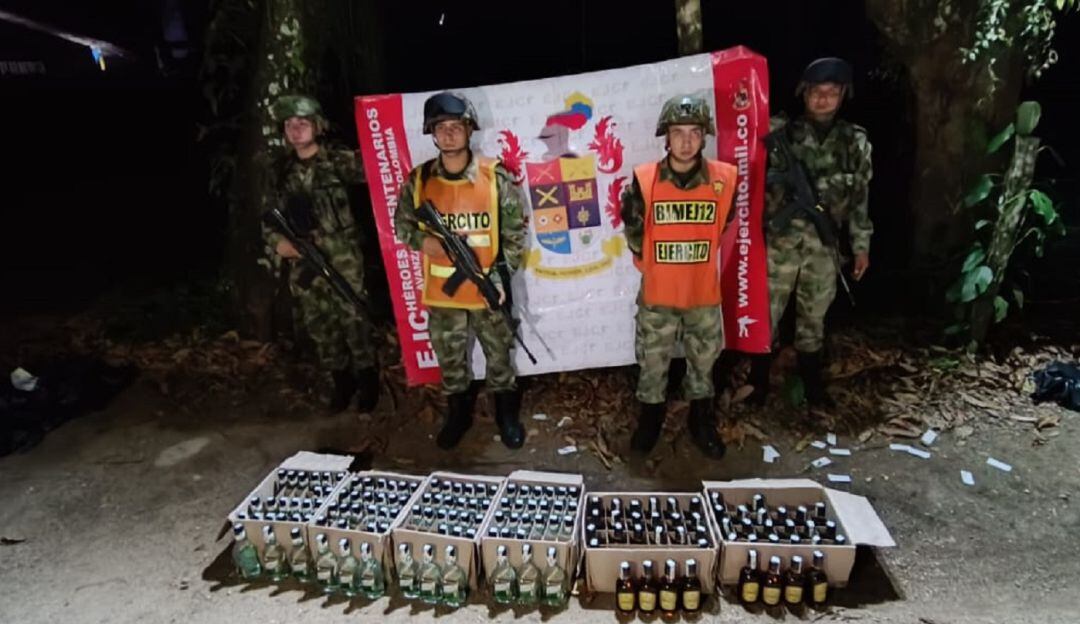 Las botellas de  Ron y aguardiente, tenían marcas de la empresa de licores de Caquetá y Caldas.
