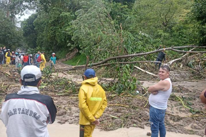 Lluvias provocan cierre de vías