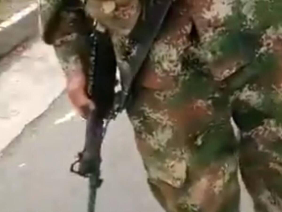 Versión dice que el soldado disparó al suelo, rebotó e impactó a Juliana Giraldo: general
