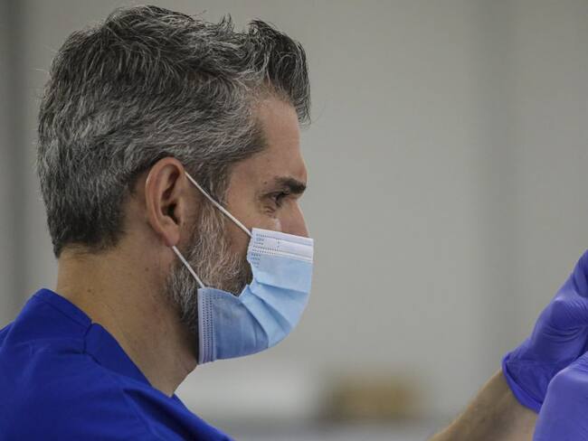 Un trabajador médico de California prepara una dosis de la vacuna Pfizer-Biontech contra el coronavirus. 