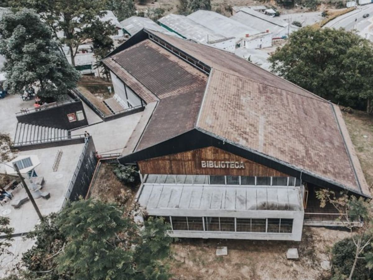 Lecturas por teléfono, una compañía para los adultos mayores en la pandemia