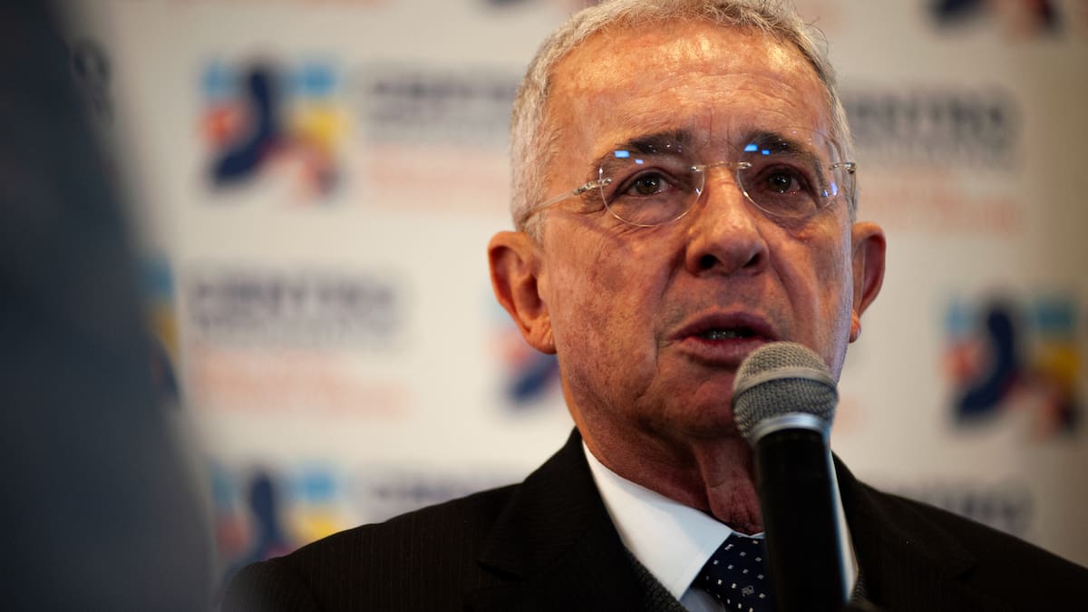 Mi hermano no fue a las cárceles a sobornar bandidos para que me eligieran: Uribe a Petro