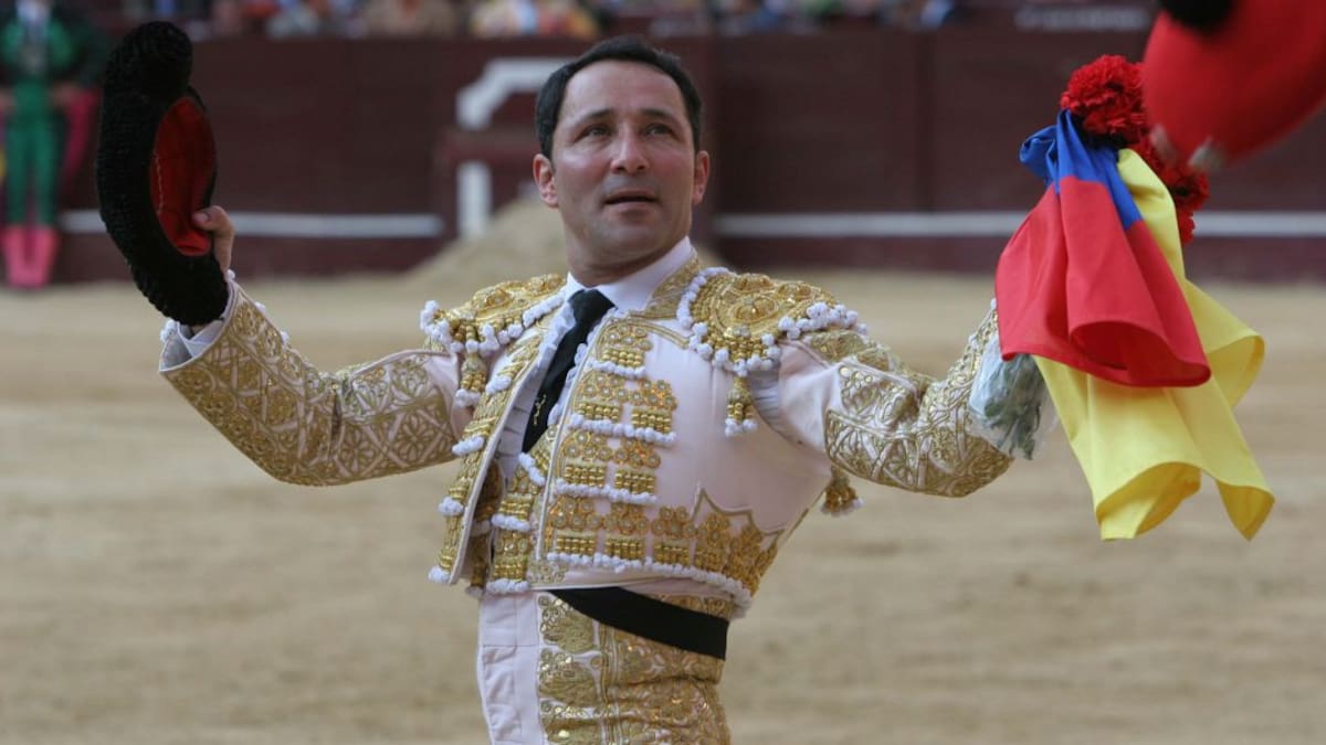 En una plaza de toros hay democracia y no violencia como en los estadios: César Rincón, torero
