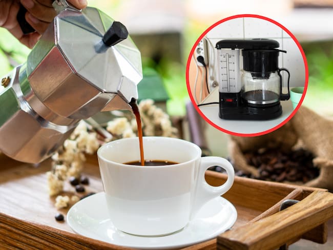 Persona sirviendo una taza de café hecha por una cafetera italiana y de fondo una cafetera eléctrica (Fotos vía Getty Images)