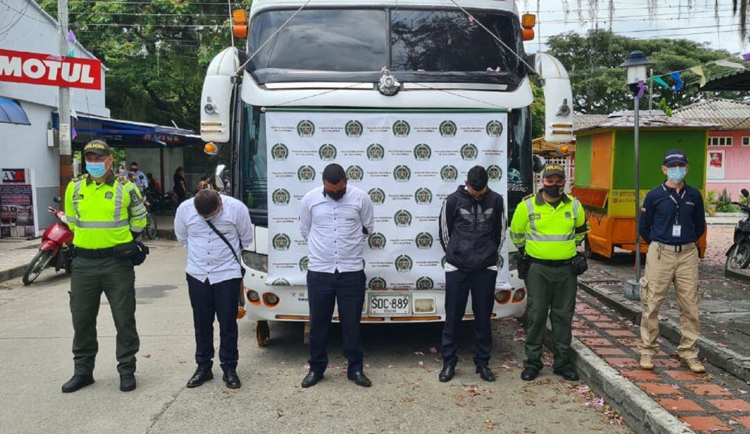 Fueron capturados tres personas a cargo de conducir el bus de servicio intermunicipal, uno de ellos de nacionalidad venezolana.