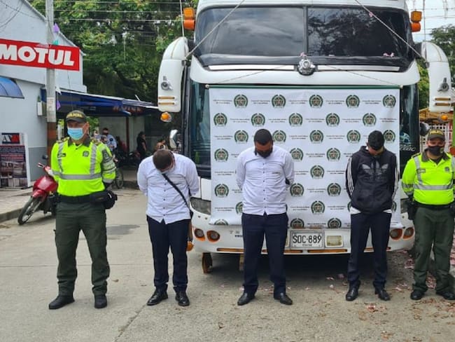 Fueron capturados tres personas a cargo de conducir el bus de servicio intermunicipal, uno de ellos de nacionalidad venezolana.