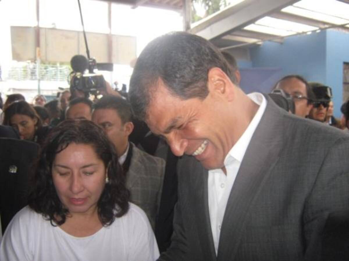 Caracol Radio acompañó a Rafael Correa a depositar su voto