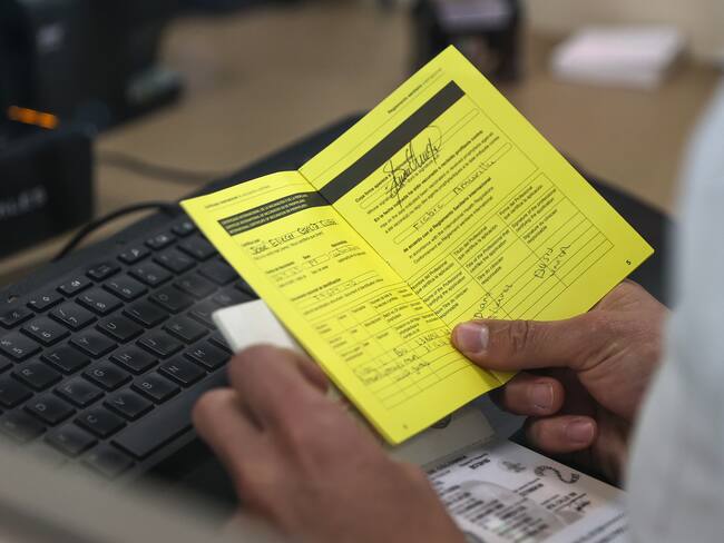 QUI01. QUITO (ECUADOR) 12/05/2025.- Un integrante del servicio de migración, revisa el certificado internacional de vacunación contra la fiebre amarilla de un turista, este lunes en el Aeropuerto Internacional Mariscal Sucre de Quito (Ecuador). El Gobierno de Ecuador comenzó exigir desde este lunes certificado de vacunación contra la fiebre amarilla a todos los viajeros que lleguen al país procedentes de Bolivia, Brasil, Colombia y Perú que hayan permanecido al menos diez días en esos países, una medida que aplica también a los propios ecuatorianos que entren a territorio ecuatoriano. EFE/José Jácome