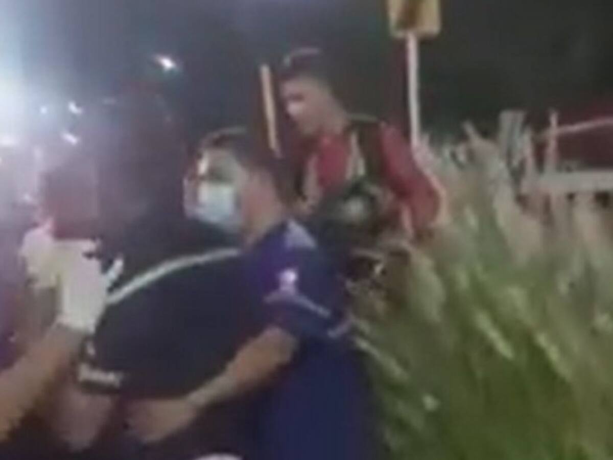 VIDEO: Ambulancias se pelean por un herido bajando del Aeropuerto