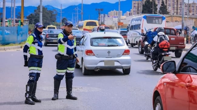 Evite multas por no notificar el respectivo cambio de color del vehículo. Foto Alcaldía Mayor de Bogotá
