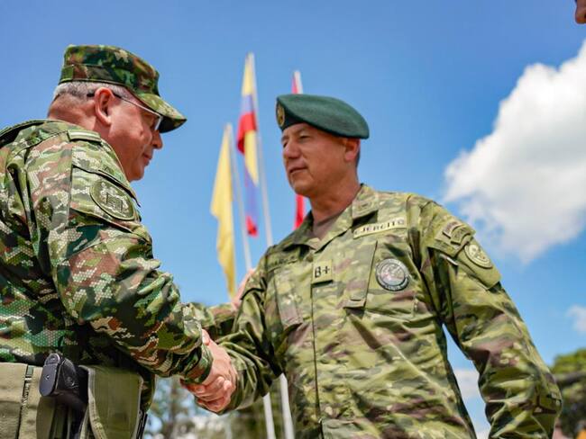 De izquierda a derecha: General Helder Giraldo, comandante de las Fuerzas Militares de Colombia y el general de División Nelson Proaño, Jefe del Comando Conjunto de las Fuerzas Armadas de Ecuador. Cortesía: FF.MM.