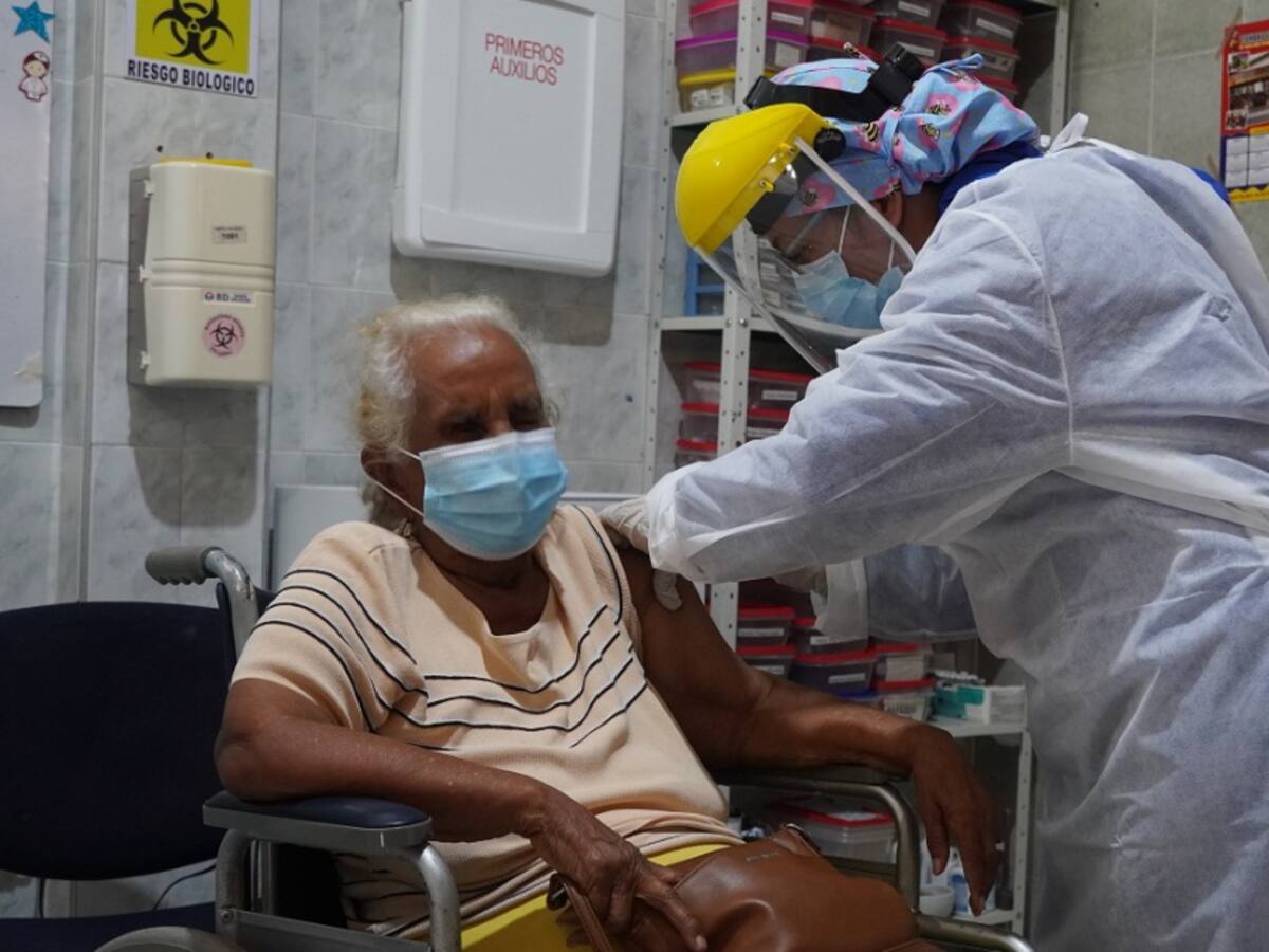 Barranquilla inició vacunación en adultos mayores de 80 años