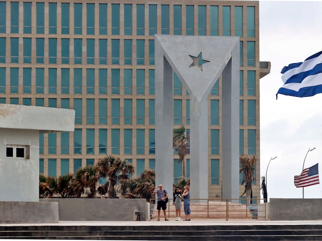 AME1517. LA HABANA (CUBA), 15/01/2025.- Turistas visitan la embajada de Estados Unidos este miércoles, en La Habana (Cuba). Las autoridades cubanas aclararon este miércoles que las 553 personas que saldrán de las cárceles de la isla no han sido ni indultadas ni amnistiadas -sino, técnicamente, excarceladas- y que, por tanto, "pueden regresar a la prisión" si no cumplen una serie de "requisitos", como una "buena conducta". EFE/ Ernesto Mastrascusa