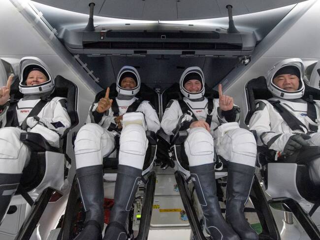 La SpaceX Crew Dragon, Resilience, aterriza en el Golfo de México después de desacoplarse de la estación Space con Crew-1 