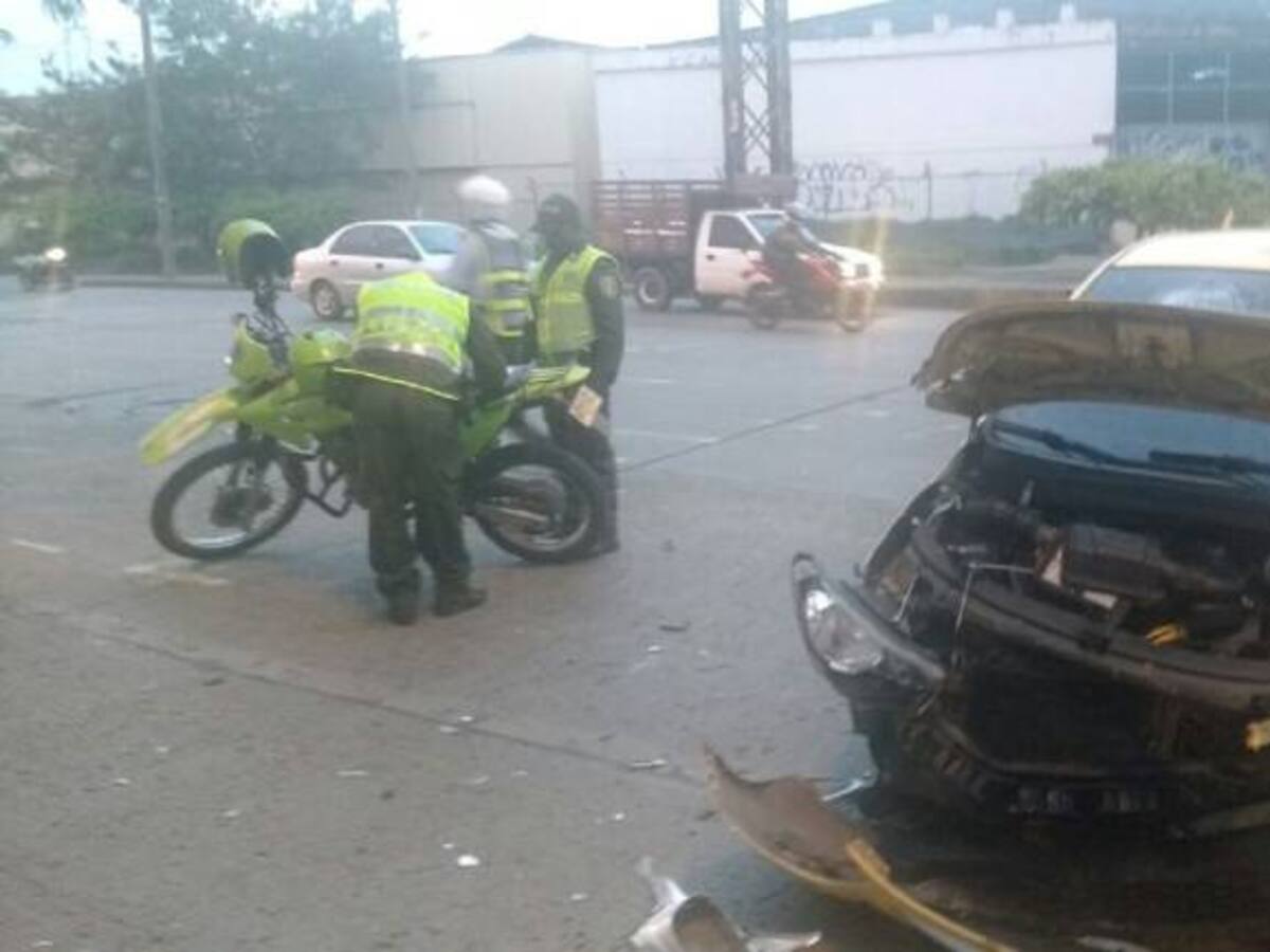 Accidente entre un taxi y un furgón dejó tres personas heridas