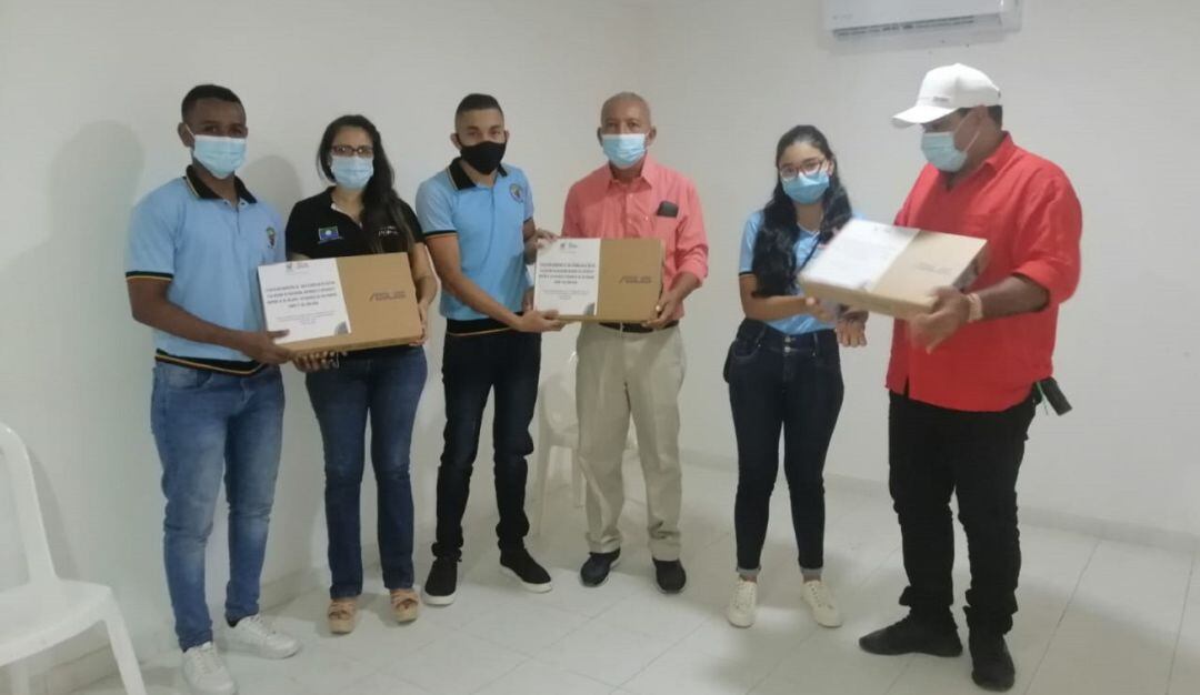 Los tres alumnos con mejores puntajes en las pruebas Saber 11 recibieron computadores portátiles