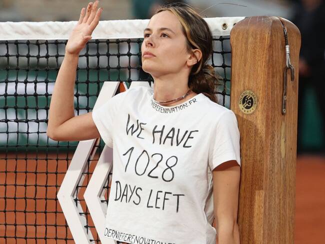 &quot;Tenemos 1.028 días&quot;: Activista se ató a red para interrumpir Roland Garros