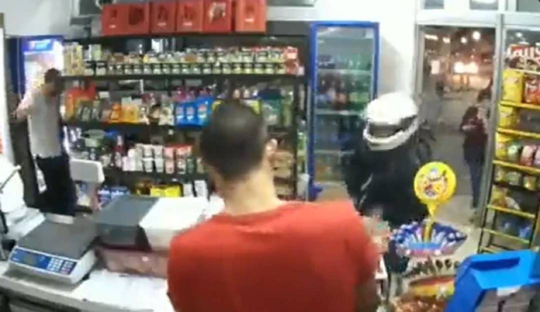 Captura de pantalla de video de hombre disparándose accidentalmente en la pierna 