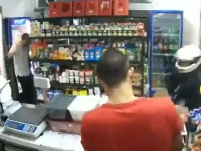 Captura de pantalla de video de hombre disparándose accidentalmente en la pierna