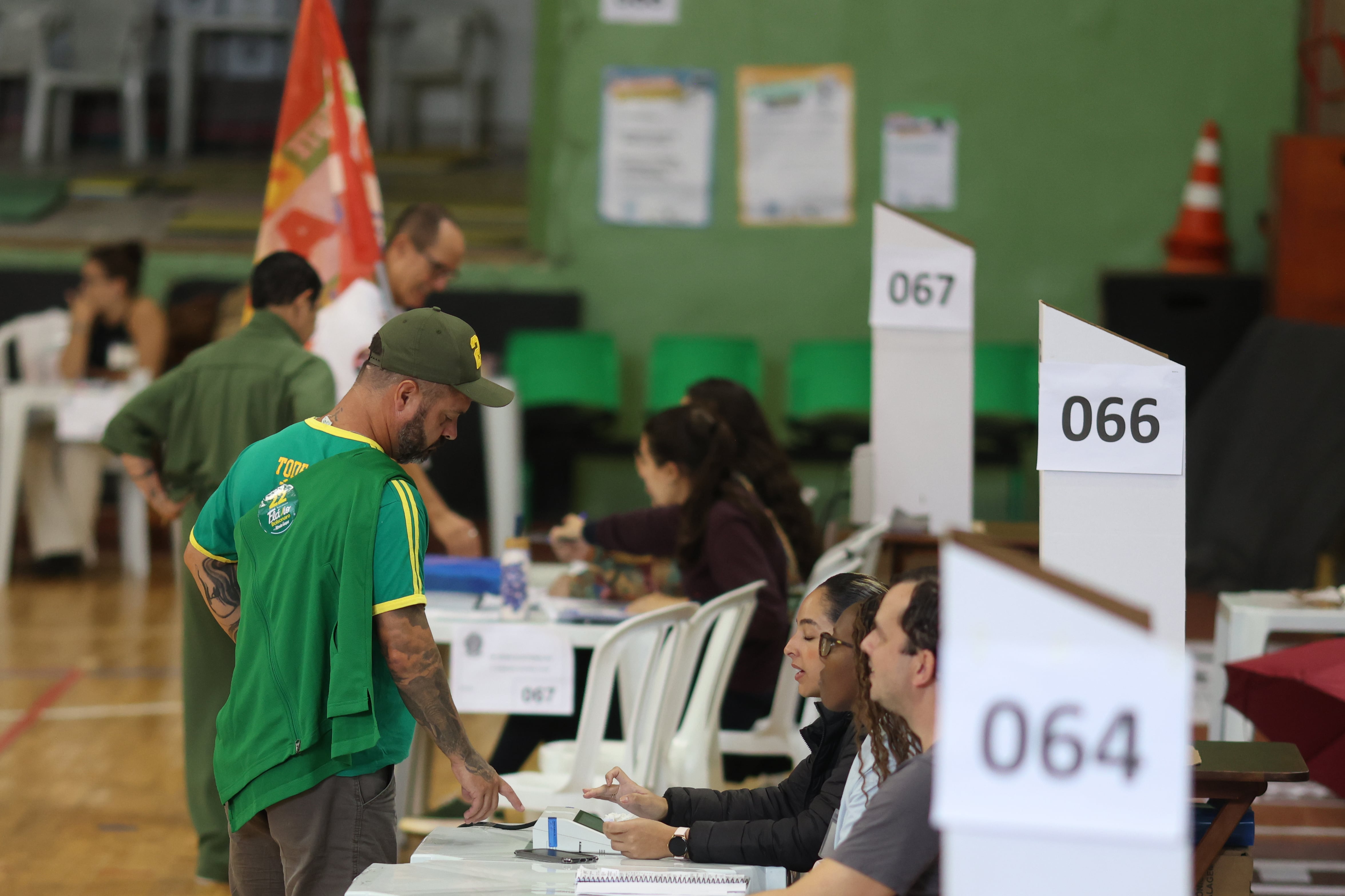 RÍO DE JANEIRO, BRASIL - 25 DE OCTUBRE: Los votantes emiten su voto en la sede del Fluminense Football Club, en Laranjeiras, durante la jornada de elecciones generales del 25 de octubre de 2026 en Río de Janeiro, Brasil. Los brasileños eligen al presidente que gobernará el país durante los próximos cuatro años. El actual presidente, Luiz Inácio Lula da Silva, y Flávio Bolsonaro, hijo del expresidente Jair Bolsonaro, se enfrentan en una reñida segunda vuelta presidencial. (Foto de Lucas Figueiredo/Getty Images)