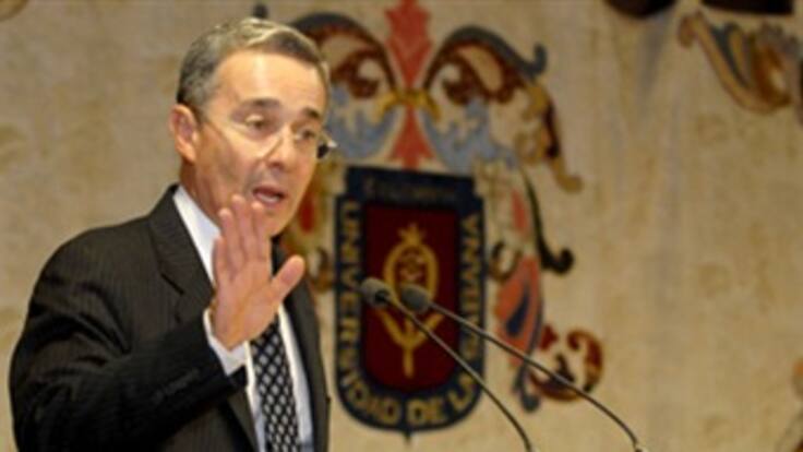 Por el bien de las relaciones internacionales no dejaré de reclamar respeto para los colombianos: Uribe