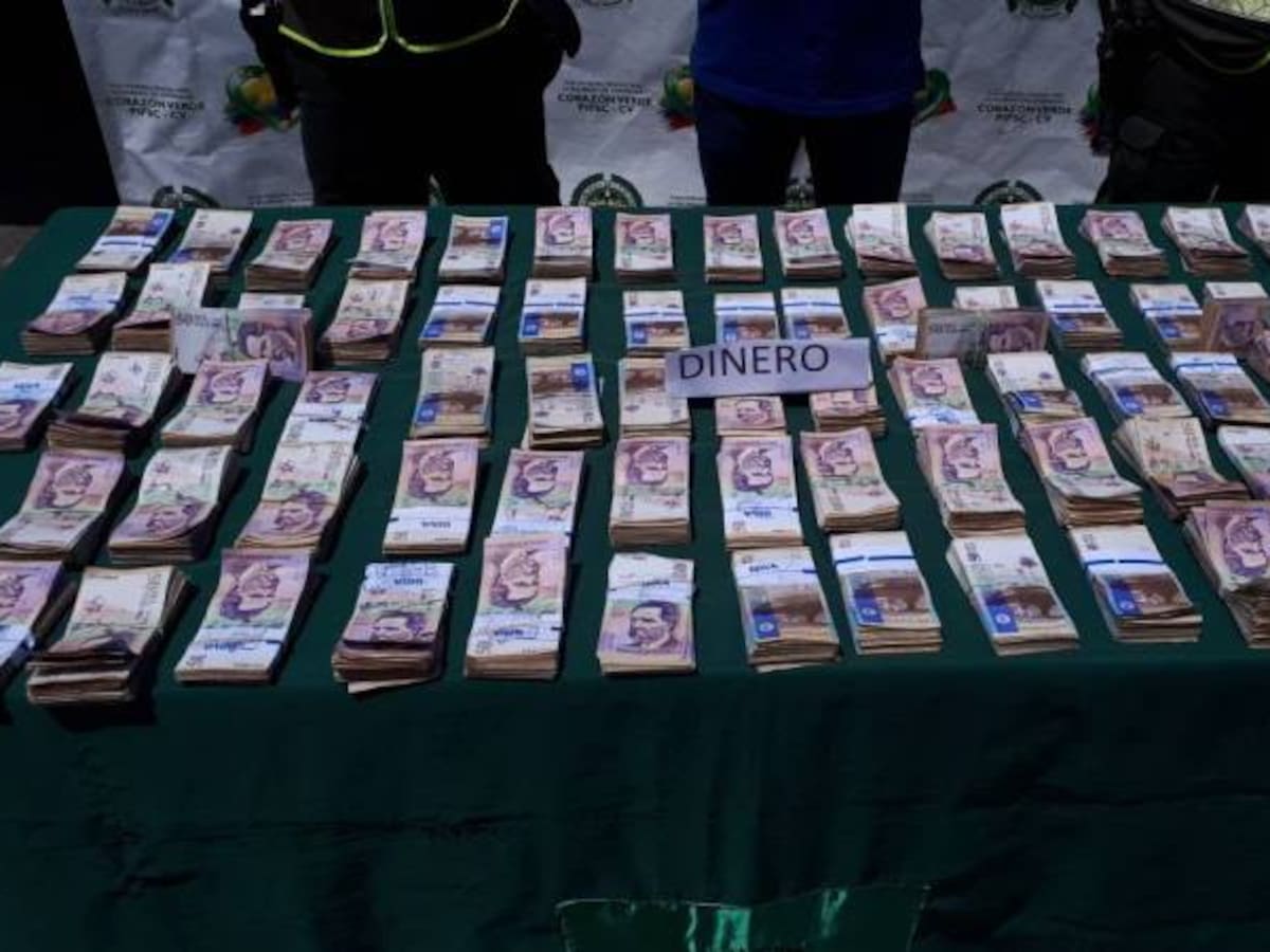 Policía de Caldas descubre millonarias caletas en una camioneta