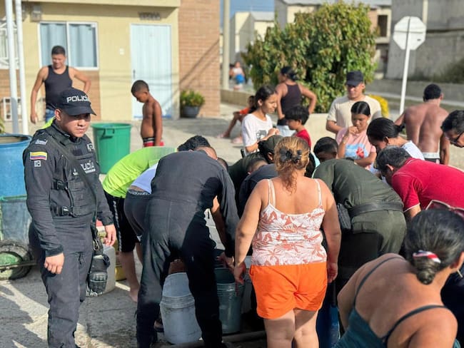 Policía ayuda con la entrega de agua a los habitantes de Villa Olímpica. Foto: Alcaldía de Galapa.